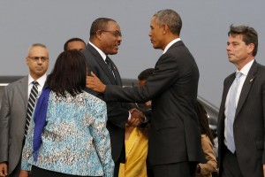 Ethiopia's Prime Minister Hailemariam Desalegn (center L) greets U.S. President Barack Obama as he arrives aboard Air Force One at Bole International Airport in Addis Ababa, Ethiopia July 26, 2015. REUTERS/Jonathan Ernst